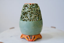 Load image into Gallery viewer, Illustrated Openwork Vase