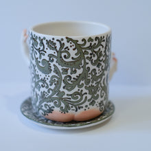 Load image into Gallery viewer, Filigree Man Pot